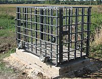 Весы для свиней, с клеткой и колесами на специальной бетонной основе. Фото на ферме